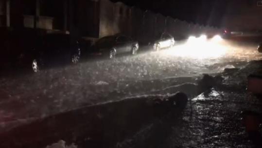 23-vjeçari në Gjirokastër shpëtohet nga mbytja, zjarrfikësit e nxjerrin nga rrjedha e ujërave të rrëmbyeshëm në rrugët e qytetit