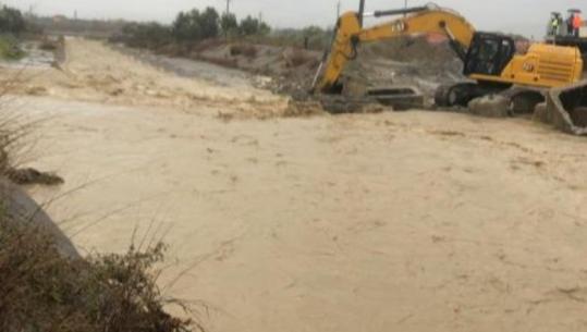 Reshjet e shiut, në Elbasan përmbyten 5 banesa! Prani të inerteve në disa akse rrugore në Belsh, përmbyten toka bujqësore në Gjegjan