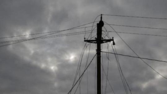 Moti i keq/ Problematika të izoluara në Korçë, ndërprerje energjie dhe dy akse rrugore të pakalueshme