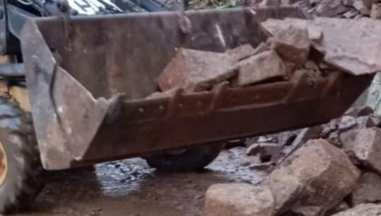 Problematikat nga moti i keq, ARRSH: Rënie gurësh dhe inertesh në disa akse rrugore, po punohet për pastrimin e tyre