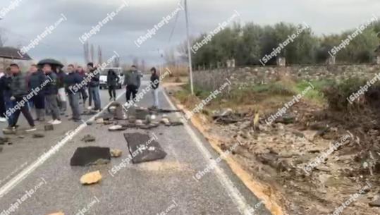 Përmbytjet e vazhdueshme në Kurbin, banorët bllokojnë rrugën nacionale duke protestuar: Bizneset kanë falimentuar, askush nga shteti nuk na përgjigjet