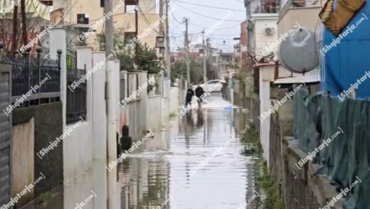 Lumi Erzen del nga shtrati! Përmbyten dhjetëra hektarë tokë, rrethohen nga uji banesat në Katund të Ri