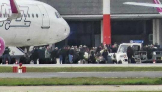 Kaos në aeroportin e Brindisit, dy fluturime për në Tiranë devijuan nga moti i keq! Pasagjerët në revoltë, 100 prej tyre qëndrojnë në pistë! Thyejnë me forcë gate-in 