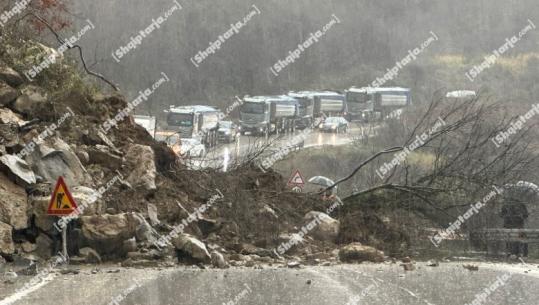 Rrëshqitja e dherave në rrugë, zhbllokohet aksi nacional Gjirokastër-Tepelenë