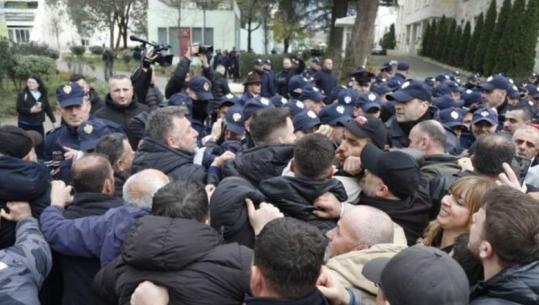 Dyshohet se hodhën sende të forta në drejtim të policëve, Gjykata e Tiranës liron nga qelia 4 protestuesit e Lapajt