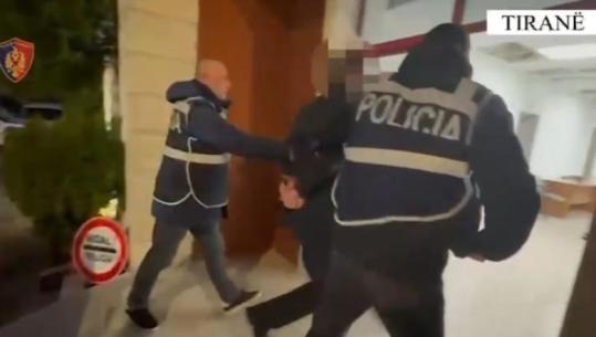 Dyshohet se kultivoi rreth 2 mijë bimë dhe fidanë narkotikë në një magazinë, arrestohet 48-vjeçari në Tiranë