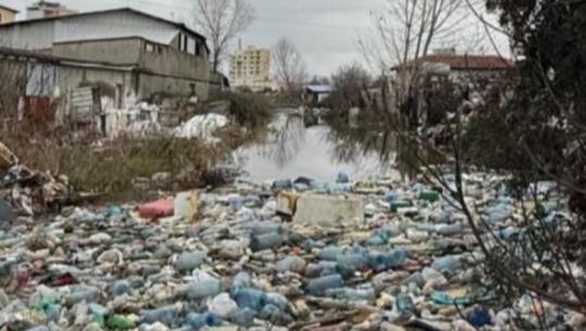 Përmbytjet/ Rama ndan pamje nga Shkozeti: Kështu është kur i hedh plehrat dhe shishet plastike në anët e rrugëve