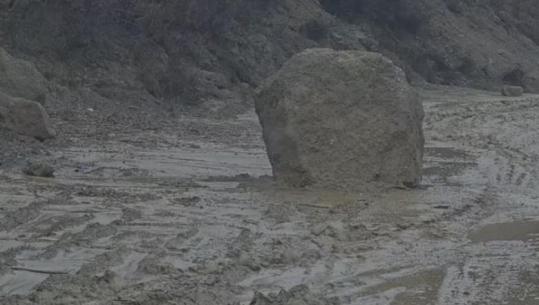 Moti i keq në Qarkun Dibër/ Rëshqitje dherash dhe gurësh në aksin Burrel - Rrëshen, vështirësohet qarkullimi i mjeteve