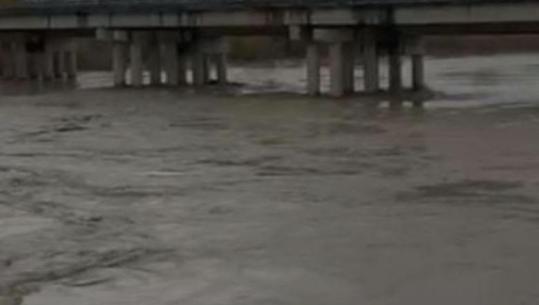 Moti i keq/ Reshje intensive sot dhe nesër në të gjithë vendin, në qarkun Kukës intensive, lumenjtë nën monitorim 