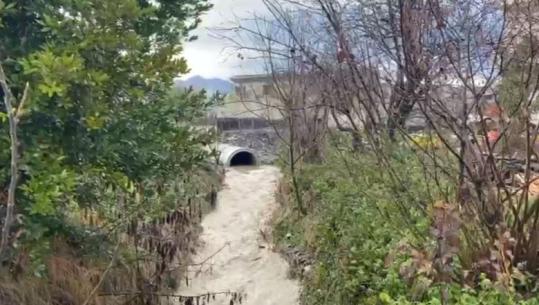 Punimet e ‘Salillarit’ bllokojnë kanalin, përmbyten 5 shtëpi në Elbasan! Mori tenderin 20 mln euro për ndërtimin e aksit Elbasan-Papër (VIDEO)