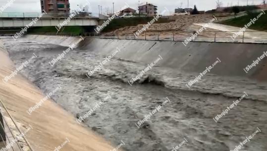 Reshjet e shiut në Fier/ Rriten prurjet e Lumit Gjanica! 160 ha tokë bujqësore nën ujë (VIDEO)