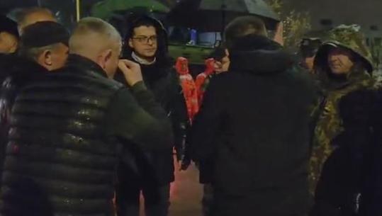 Përmbytjet në Durrës/ FA ndërhyjnë për largimin e ujit nga banesat në zonën e ish-Kënetës, në terren edhe ministri Vengu 