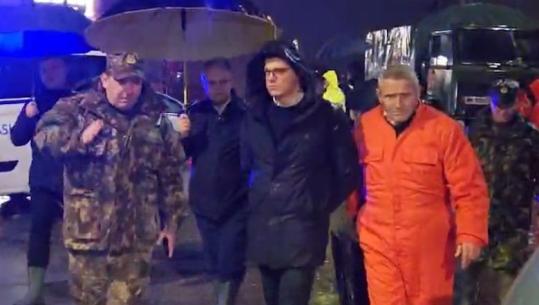 Përmbytjet në Durrës/ FA ndërhyjnë për largimin e ujit nga banesat në zonën e ish-Kënetës, në terren edhe ministri Vengu 