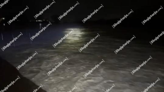 Vlorë/ Lumi Vjosa arrin 9 metra mbi nivelin e detit, situatë e rrezikshme në Mifol