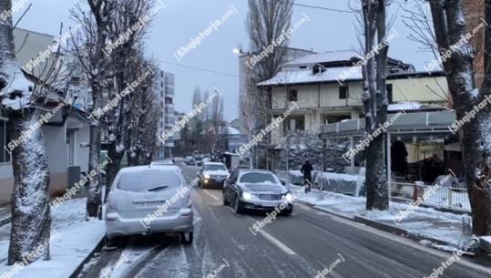 Kukësi zbardhet nga dëbora, pas reshjeve intensive të shiut (VIDEO)