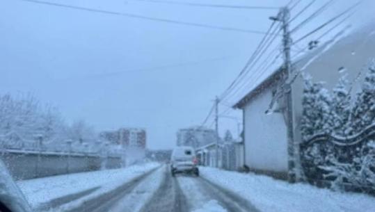 Borë e ngrica edhe në Kosovë, temperaturat zbresin në -5 gradë Celsius! Qarkullim i vështirë në Prishtinë, lumi Sitnica del nga shtrati