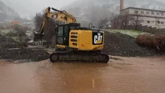 Bllokohet njëra korsi në aksin Pogradec-Qafë Thanë, inerte dhe ujë në rrugë