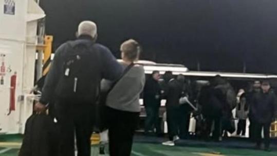 Fluturimet u devijuan për shkak të motit të keq! Shqiptarët që mbetën të bllokuar në Brindisi mbërrijnë me traget në Portin e Vlorës