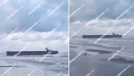 VIDEOLAJM/ Anija e mallrave bllokohet në afërsi të brigjeve të Tales në Lezhë, ndaloi prej detit të trazuar, por mbeti në cektinë