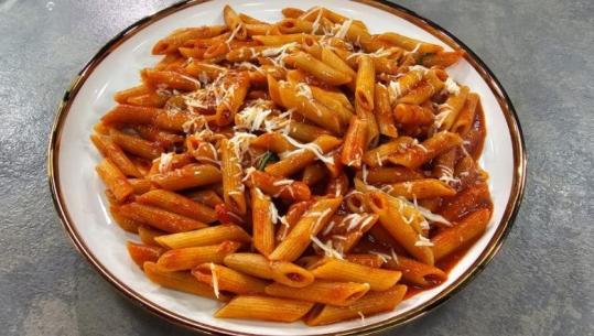 Makarona pikante me domate (Penne all’arrabbiata) nga zonja Albana