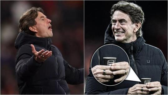 U shfaq me logon e Arsenalit 'në duar', tifozët e Tottenham kërkojnë shkarkimin e trajnerit të tyre