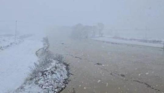 Çahet argjinatura në lumin Devoll! Përmbyten toka bujqësore në Maliq, nisin reshjet e dëborës (VIDEO)