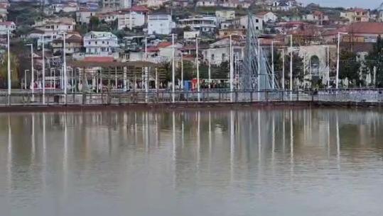 Dëbora shkakton vështirësi qarkullimi në aksin Elbasan-Gjinar-Zavalinë! Liqeni i Belshit del nga shtrati! 600 abonentë pa energji (VIDEO)