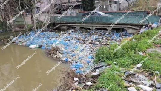 Përmbytjet në Durrës, shkak bllokimi i kanaleve nga mbeturinat