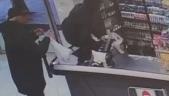 Grabitje në Yzberisht/ Momenti kur autori i maskuar futet në market dhe merr paratë në kasë! Kërcënoi me thikë në fyt punonjësen (VIDEO)