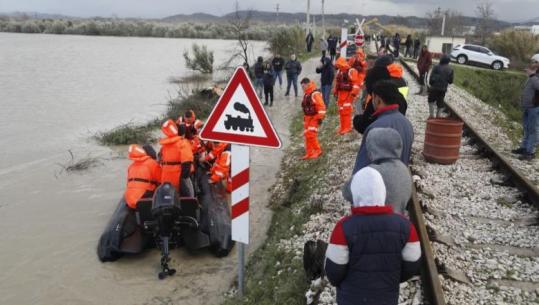 FOTO nga operacioni  i Forcave të Armatosura në Fier për evakuimin e banorëve dhe gjësë së gjallë në fshatin Ferras