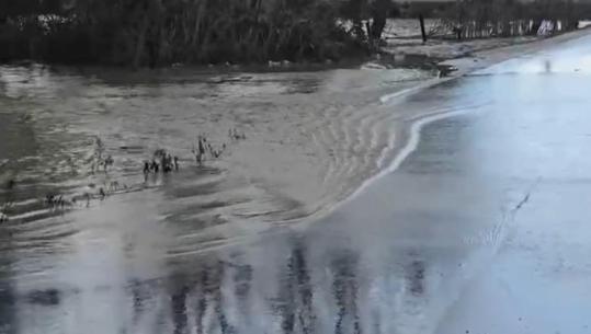 Vjosa del nga shtrati! Bllokohet aksi i vjetër Fier–Vlorë, policia devijon qarkullimin