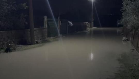 Moti i keq në Vlorë/ Dalja e Lumit Vjosa nga shtrati përmbyt edhe fshatin Mifol