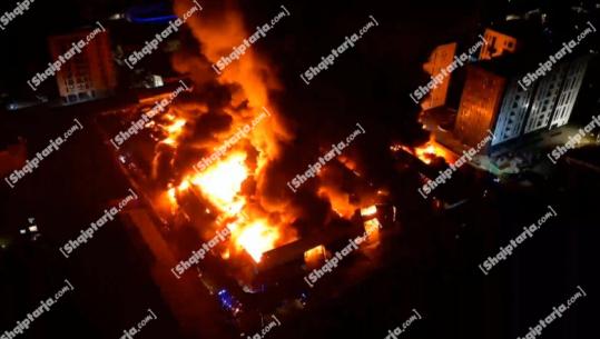 PAMJE ME DRON nga zjarri masiv në kapanonin e rrobave në tregun e të përdorura te '5 Maji'