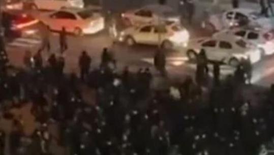 Protesat anti-qeveritare në Iran/ Mijëra njerëz dalin në Teheran, kërkojnë rrëzimin e Ali Khameneit