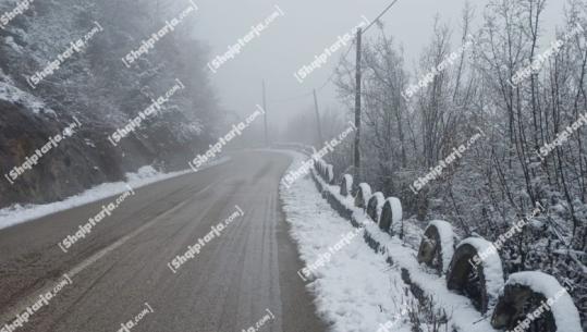 Elbasan/ Disa akse rrugore të kalueshme vetëm me zinxhirë, pezullohet mësimi