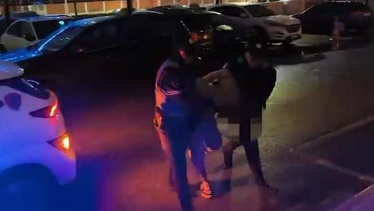 Plagosi me thikë një person, Policia e Tiranës arreston 19-vjeçarin! Ngjarja ndodhi pas një konflikti për motive të dobëta (VIDEO)