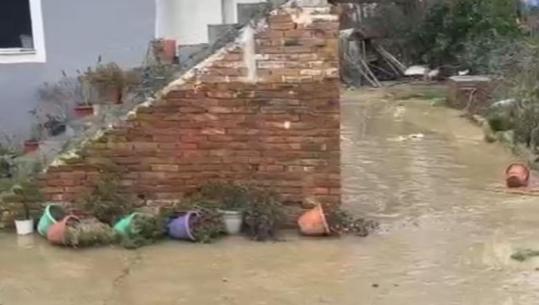 Përmbytet fshati Ferras në Fier, 75 banesa nën ujë! Banorët: Situata është katastrofike, dëmet janë të mëdha
