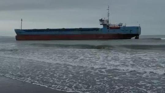 Moti i keq në Lezhë, anija me flamur të Tanzanisë mbetet e bllokuar pranë bregut të Tales 