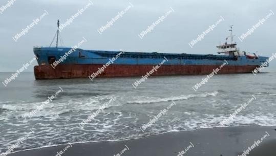 Moti i keq në Lezhë, anija me flamur të Tanzanisë mbetet e bllokuar pranë bregut të Tales  (VIDEO)