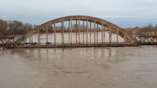 “Në Shqipëri kanë nxjerrë gomonet”, Reuters shkruan për përmbytjet e ditëve të fundit: Vjosa ka dalë nga shtrati, uji ‘ka pushtuar’ banesat