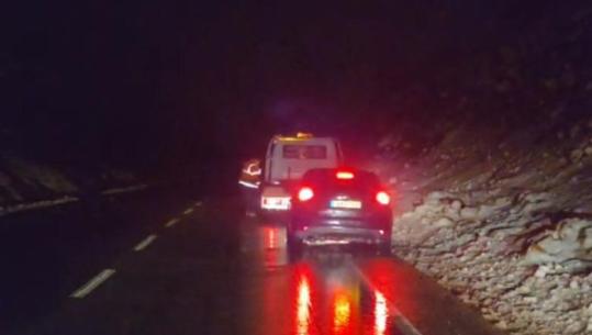 Rruga e Arbrit pa mirëmbajtje në terren, dëmtohen dy automjete nga rrëshqitja e gurëve 
