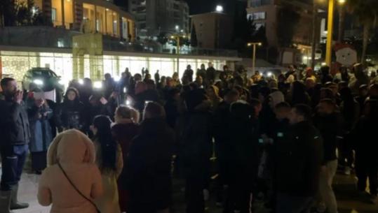 Durrës/ Protesta e dytë para bashkisë, qytetarët kërkojnë dëmshpërblim për dëmet e shkaktuara nga përmbytjet! PD: Patronazhistët po kërcënojnë protestuesit