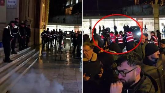 Protesta/ Momenti kur Forcat Shqiponja arrestojnë të riun që shpërtheu kapsolla para Bashkisë Durrës