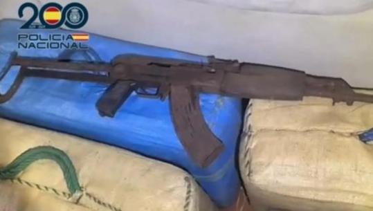 Spanjë/ Po ruanin 1 ton hashash me kallashnikovë, policia arreston dy shqiptarë (VIDEO)