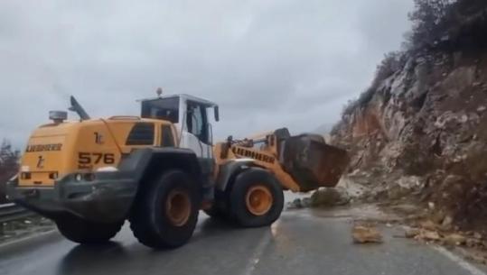 Rënie inertesh, gurësh e prezencë uji, ARRSH: Bllokime në disa akse rrugore, drejtuesit e mjeteve të tregojnë kujdes të shtuar