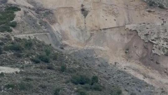 Rrëshqitje dherash në fshatin Bashaj, banorët për Report Tv: Jemi të izoluar, duam zgjidhje! Specialisti i Bashkisë Selenicë: Shkak, erozioni, të mundësohet rrugë alternative