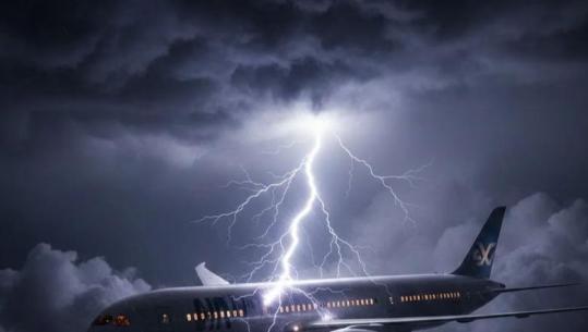 E frikshme/ Rrufeja godet në ajër avionin e ekipit izraelit, gjithçka ndodhi gjatë kthimit nga Madridi