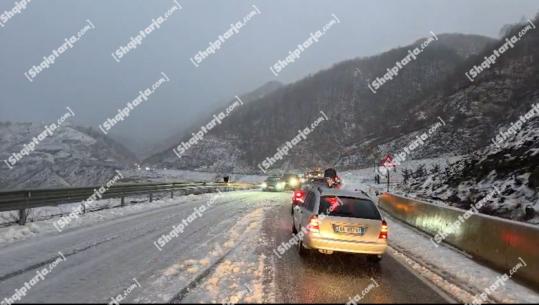 Dibër/ Bllokohet 'Rruga e Arbrit' për shkak të reshjeve të dëborës, mjetet borëpastruese në terren (VIDEO)