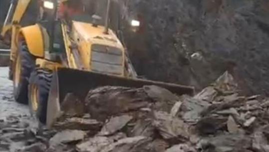 Reshje bore në zonat malore të Kukësit, kompanitë në terren për pastrimin e rrugëve