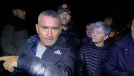 “Të marrim armët, do bëhemi lapidar këtu”, banorët e fshatit Çiflik të Beratit ngrihen në protestë pas përmbytjeve: Bashkia po na mbyll kanalin!